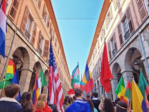 Parade du tour du monde parcours dans Chambéry avec les étudiants de différentes nationalités.