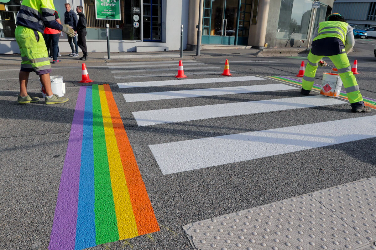 Passage piéton arc-en-ciel, symbole de la fierté LGBT+