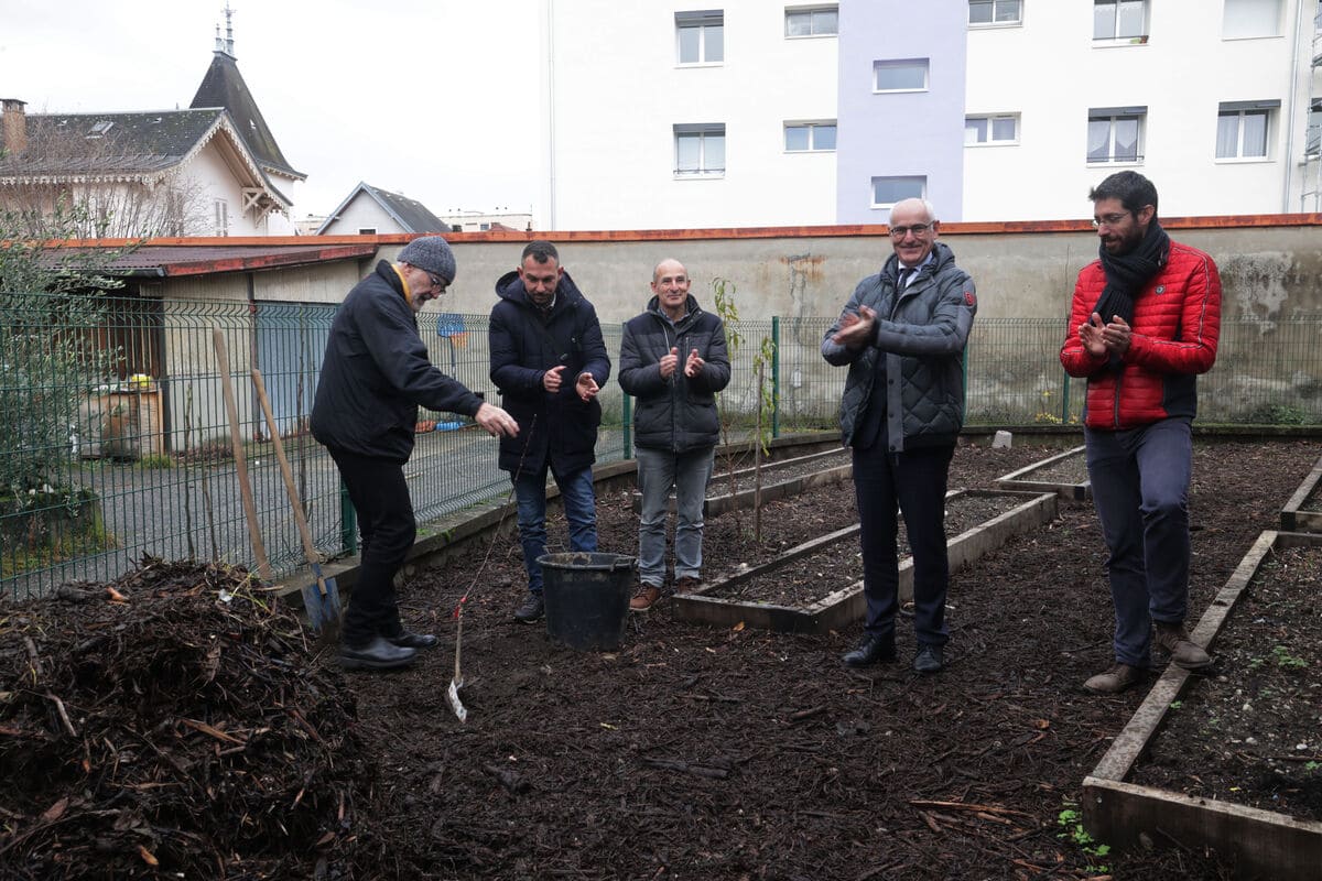 Plantation symbolique d'un arbre à l'école du Stade de Chambéry