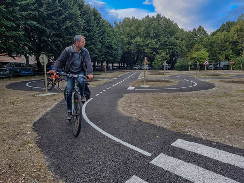 Le centre-ville de Chambéry est désormais doté d’un parc d’apprentissage du vélo ouvert à toutes et tous, square du Paradis !