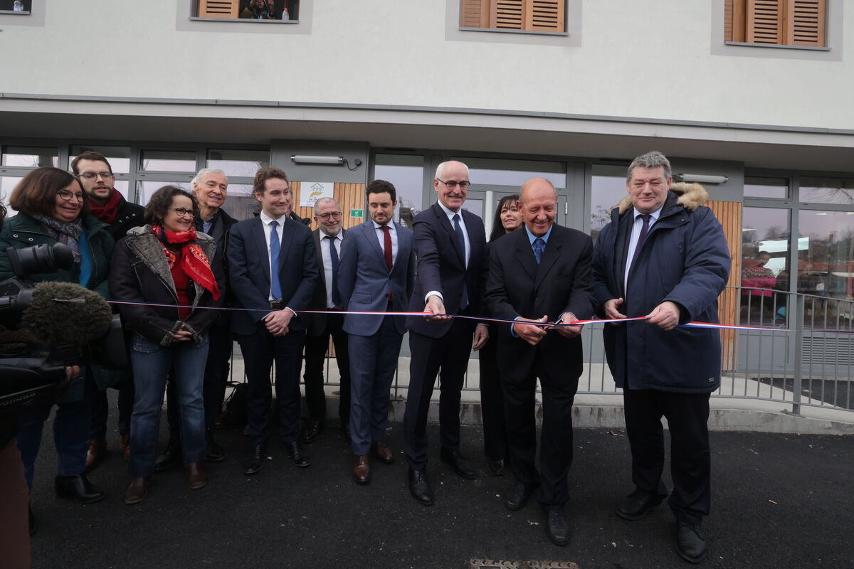 Découpe du ruban tricolore pour inaugurer l'ouverture du Bon accueil à Chambéry