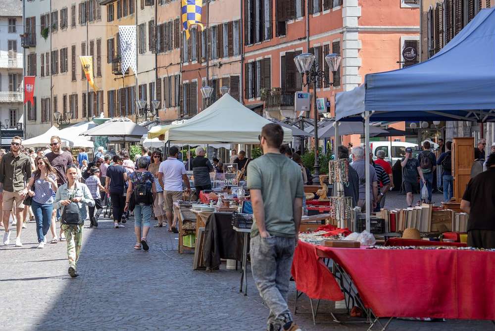 Marché des brocanteurs dans le centre-ville de Chambéry