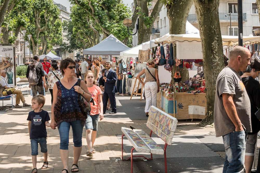 Marché des créateurs à Chambéry, boulevard de la colonne