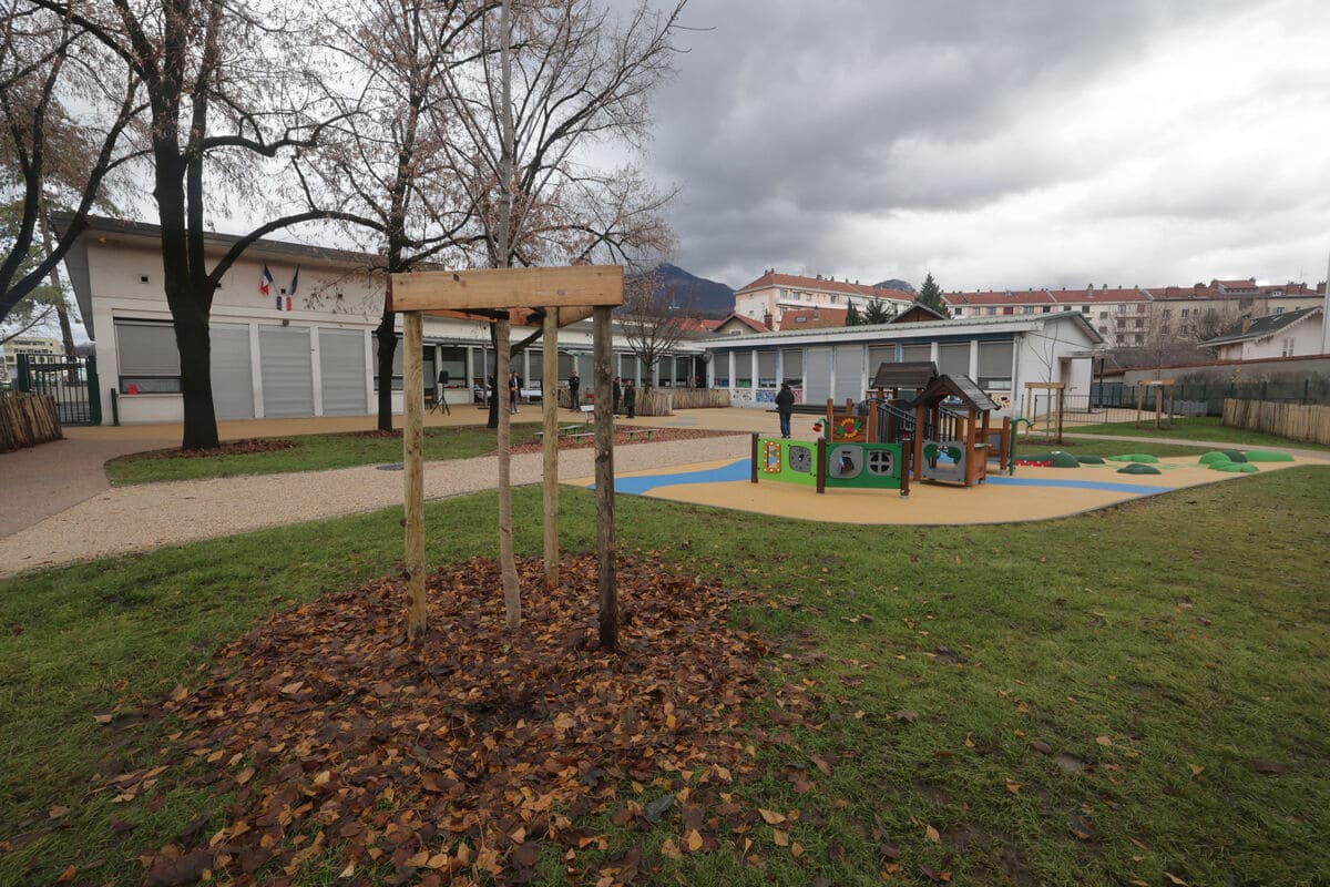 Cours de l'école du Stade à Chambéry