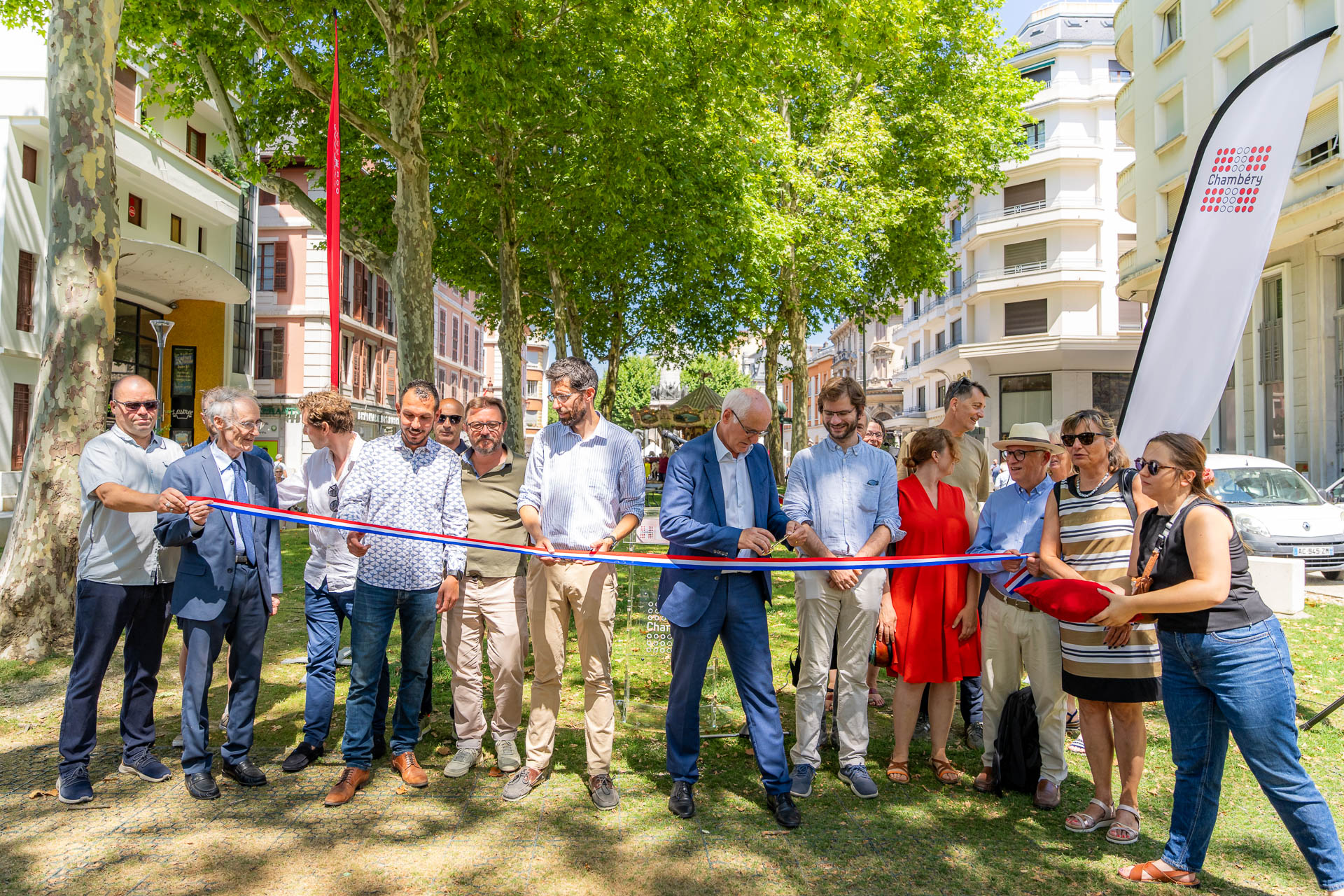 Couper du ruban pour inaugurer les nouveaux aménagements boulevard du théâtre à Chambéry