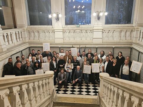 Photo d'un groupe en bas d'un escalier dans l'Hôtel de Ville