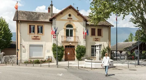Bâtiment de la mairie de quartier de Chambéry-le-Vieux et une habitante qui marche