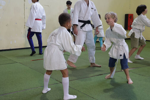 Deux enfants en train de faire du judo
